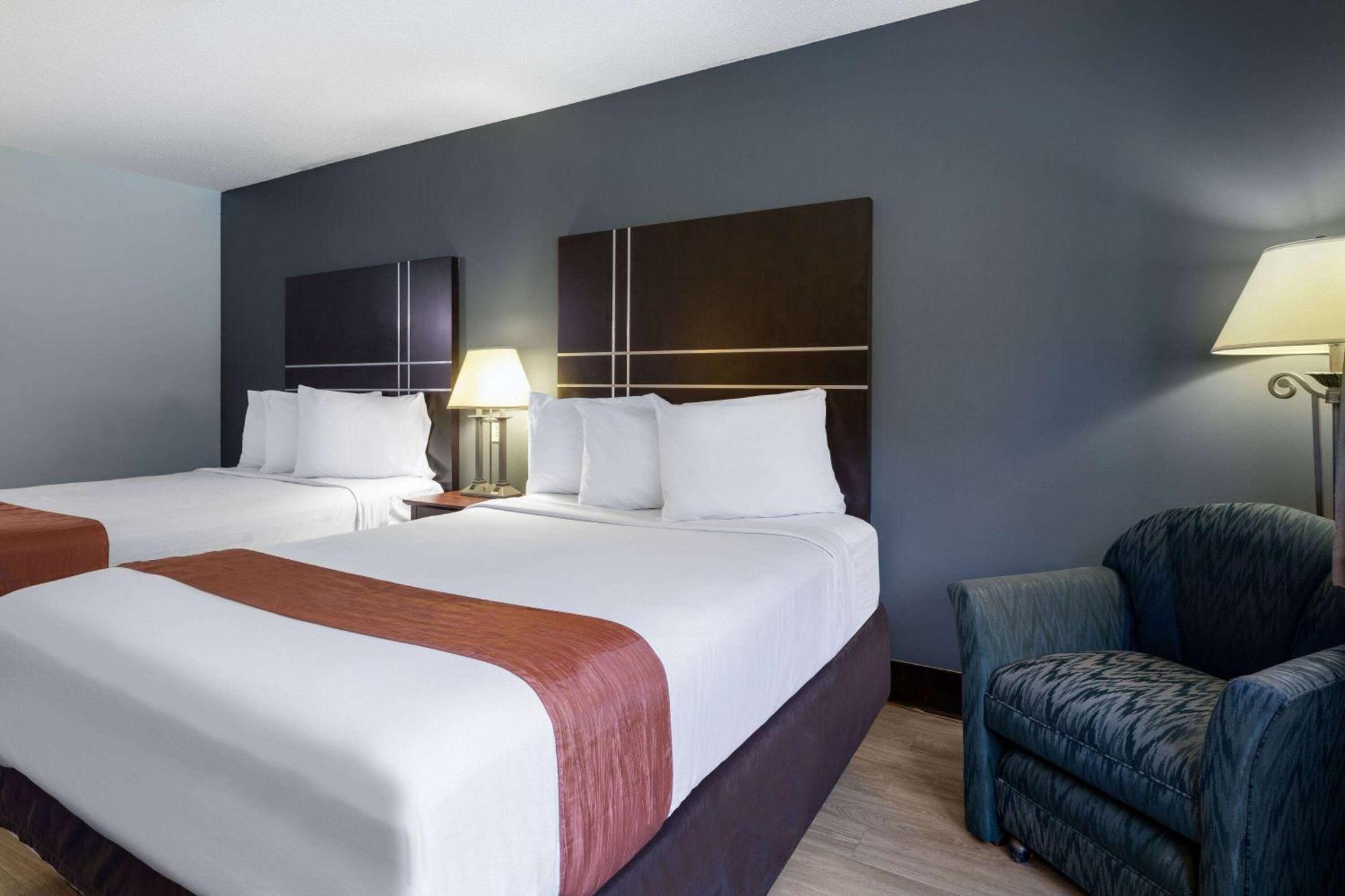 Travelodge By Wyndham Merrill Exterior foto